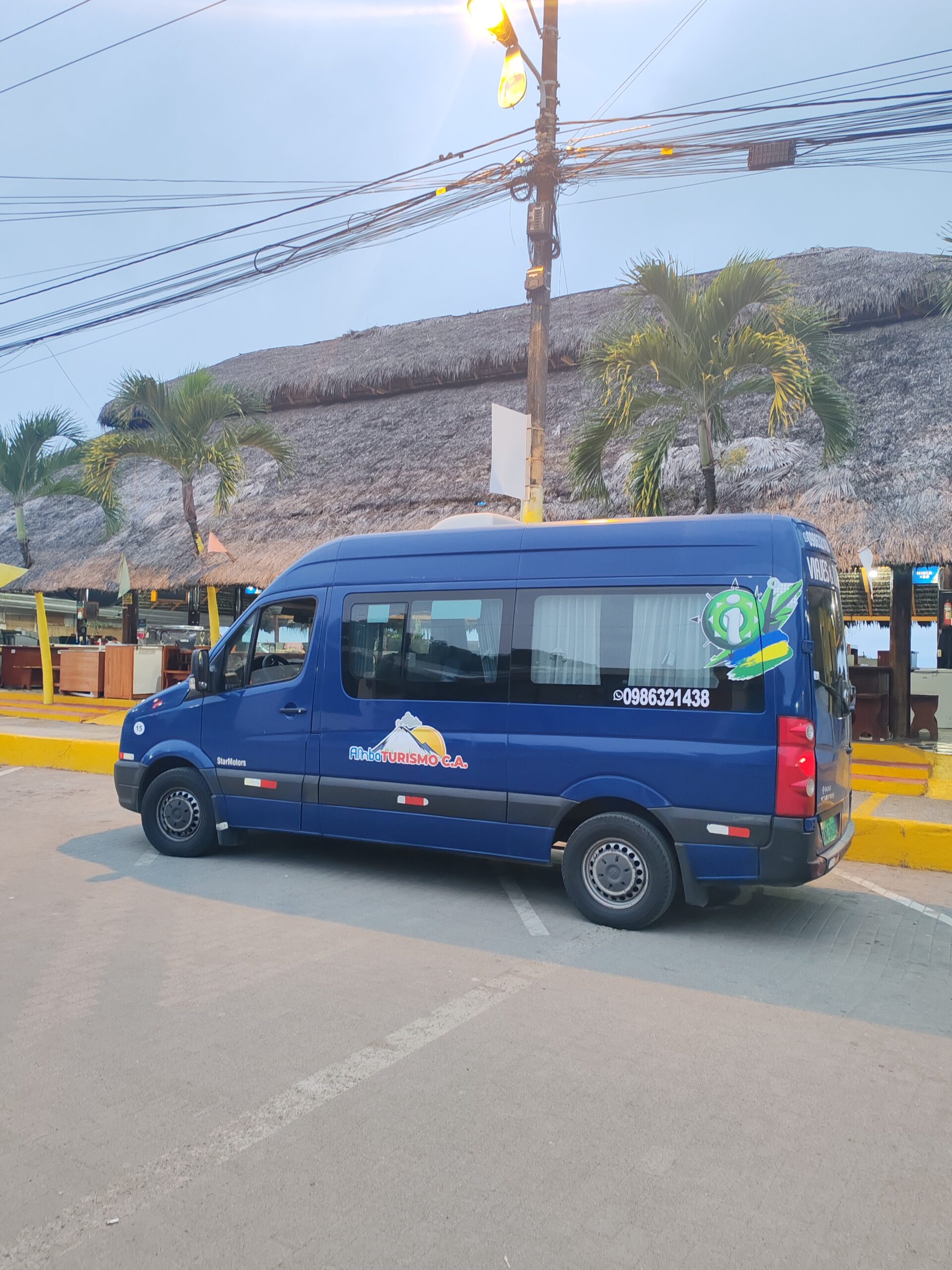 Van de Ambaturismo C.A. realizando transporte turístico en la zona costera del Ecuador.

